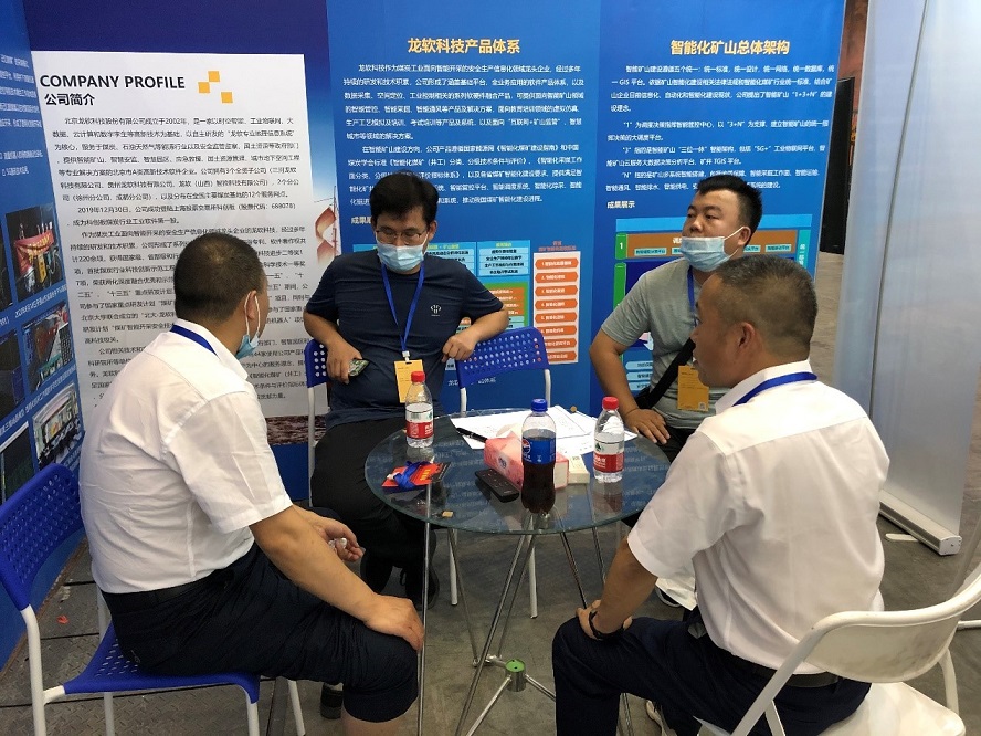龍軟團隊與客戶交流.jpg